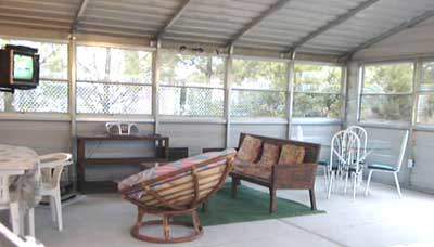 Interior de sala de patio de acero
